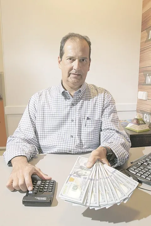 Imagem ilustrativa da imagem Especialistas preveem dólar a R$ 6 este ano