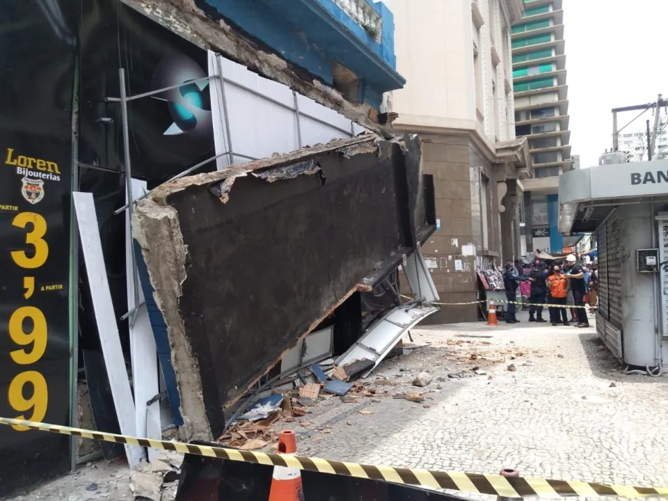 Imagem ilustrativa da imagem VÍDEO | Marquise de loja desaba no Centro de Vitória e deixa um ferido