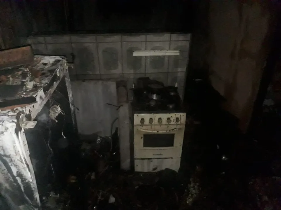 Imagem ilustrativa da imagem Revoltados, moradores incendeiam casa de suspeito de homicídio