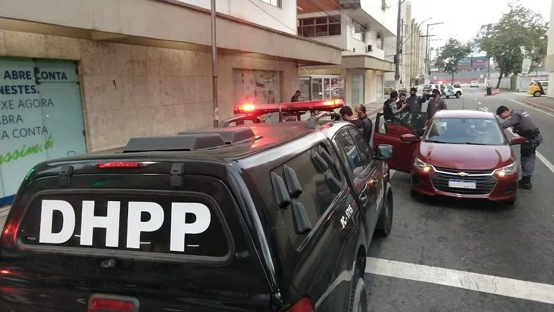 Imagem ilustrativa da imagem Câmeras gravaram carro ser fuzilado no Centro de Vitória