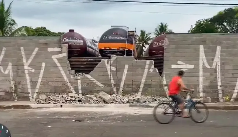 Imagem ilustrativa da imagem Muro de transportadora desaba e mata mulher de 57 anos