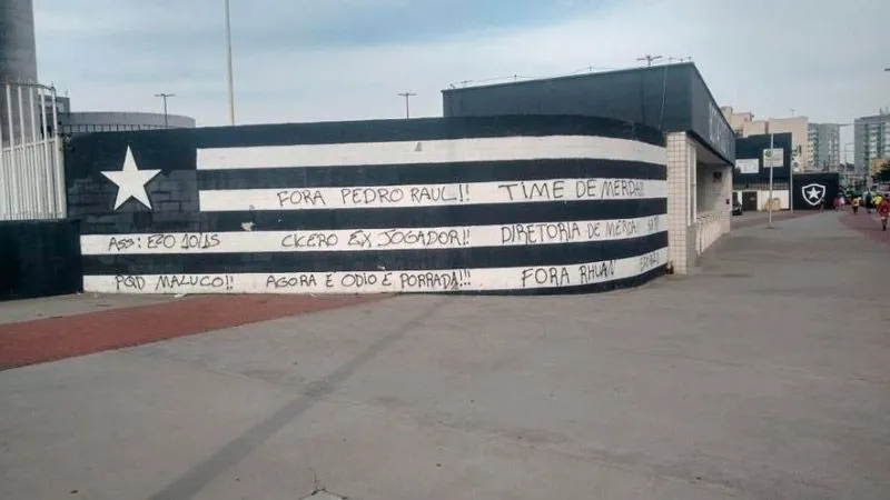 Imagem ilustrativa da imagem Torcida do Botafogo protesta mais uma vez e picha os muros do Engenhão