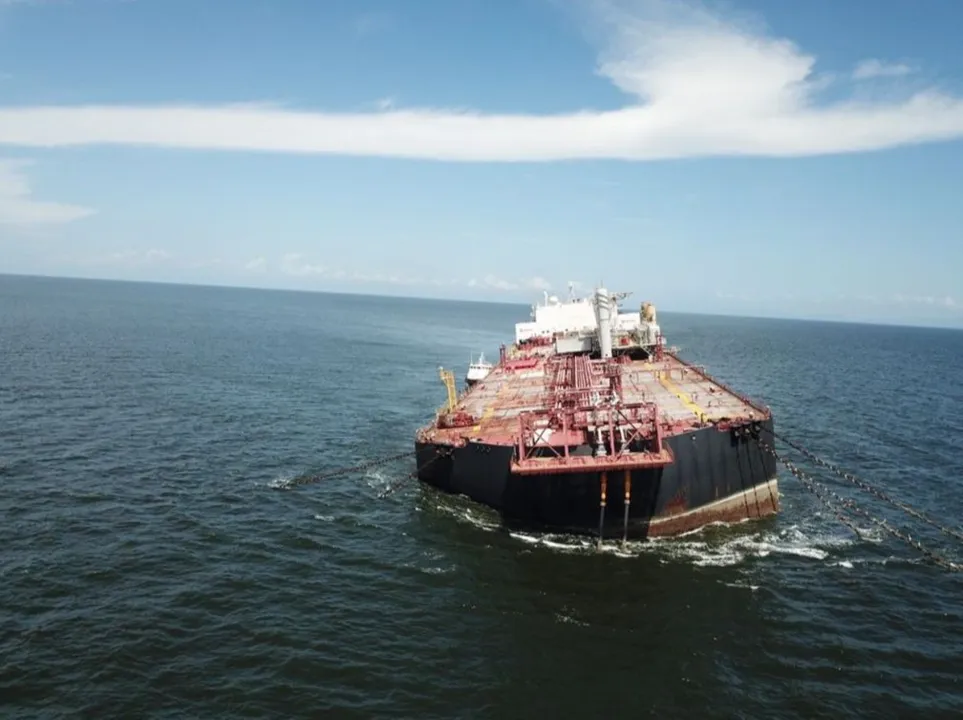 Imagem ilustrativa da imagem "Preparação para o pior", diz ambientalista sobre risco de navio com petróleo afundar