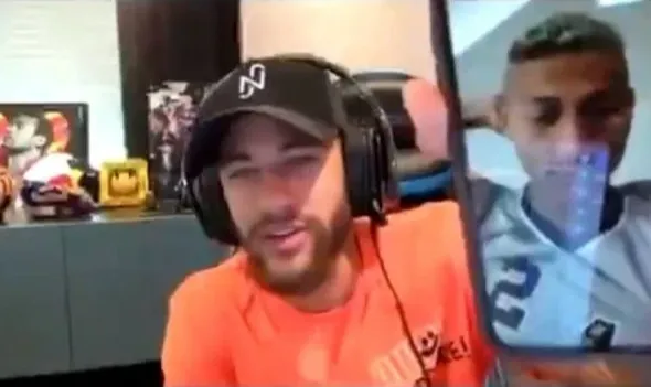 Imagem ilustrativa da imagem Neymar vaza telefone de Richarlison durante live: "Vai ter que trocar de número, pombo!"