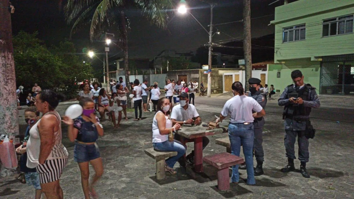 Imagem ilustrativa da imagem Com pedido de justiça, moradores fazem protesto após morte de jovens em Vitória
