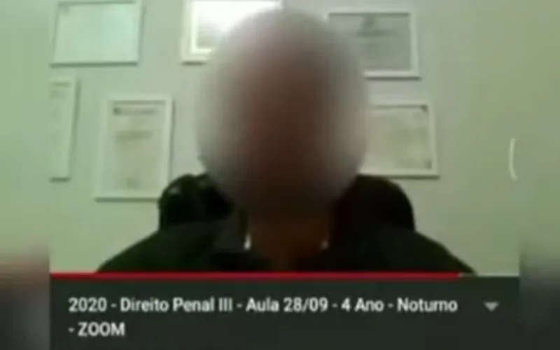Imagem ilustrativa da imagem Professor oferece meio ponto para aluna abrir câmera após saber que ela está nua