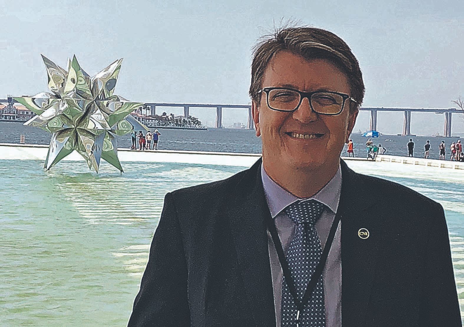 Eduardo ressalta que não é possível eliminar os benefícios do contato e da interação social que a escola traz