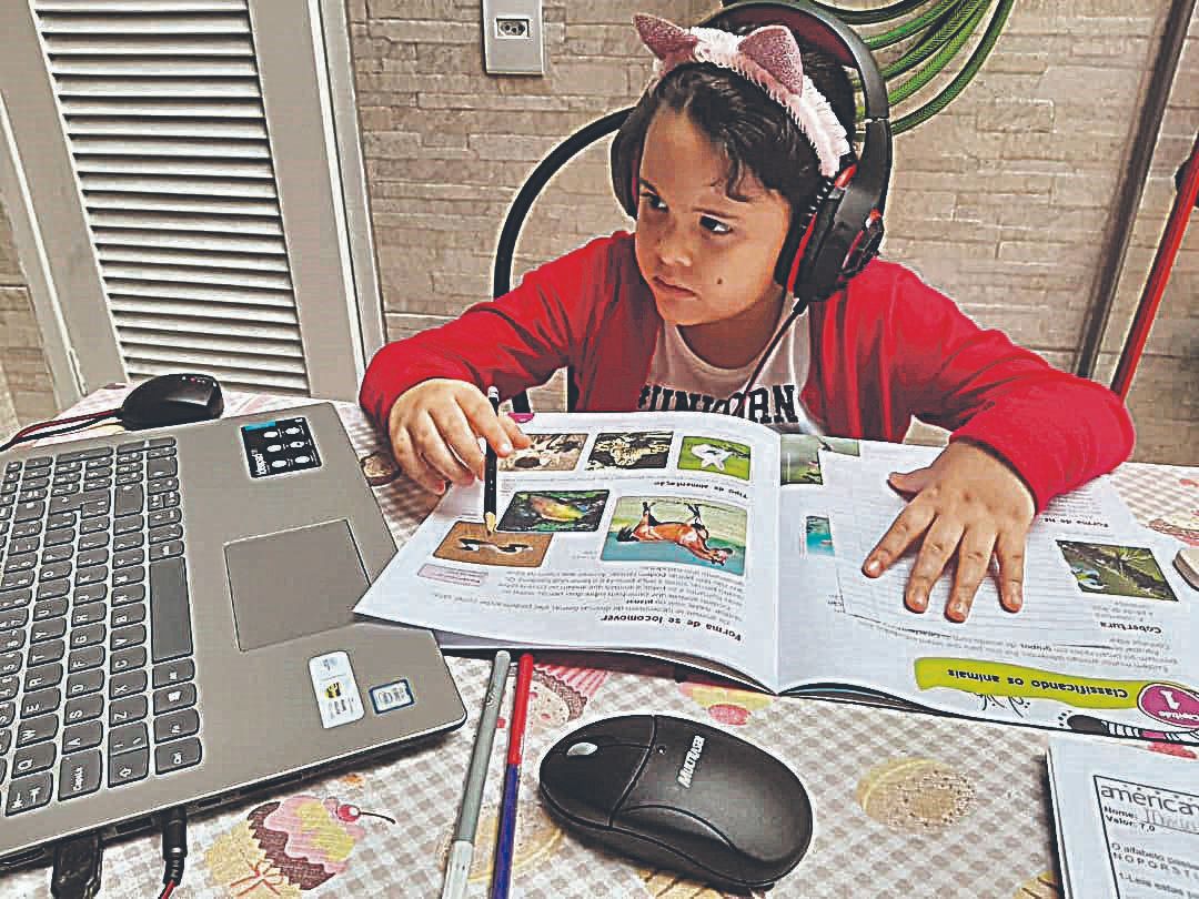 Aluno faz atividade durante aula online: instituição de ensino  possui unidades em Vila Velha, Serra e Guarapari