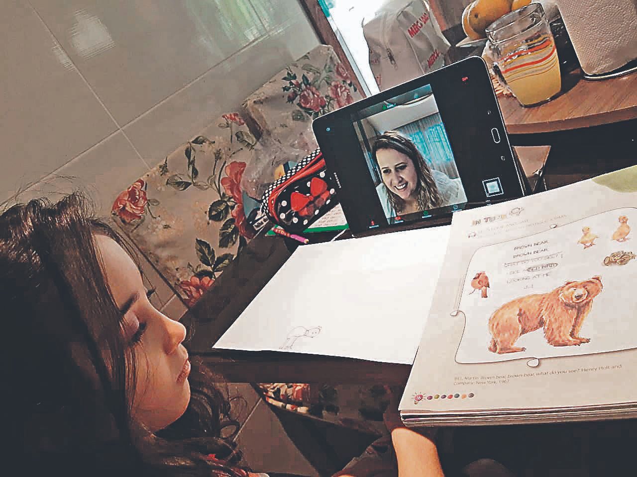 Estudante em aula personalizada com professora, de forma remota