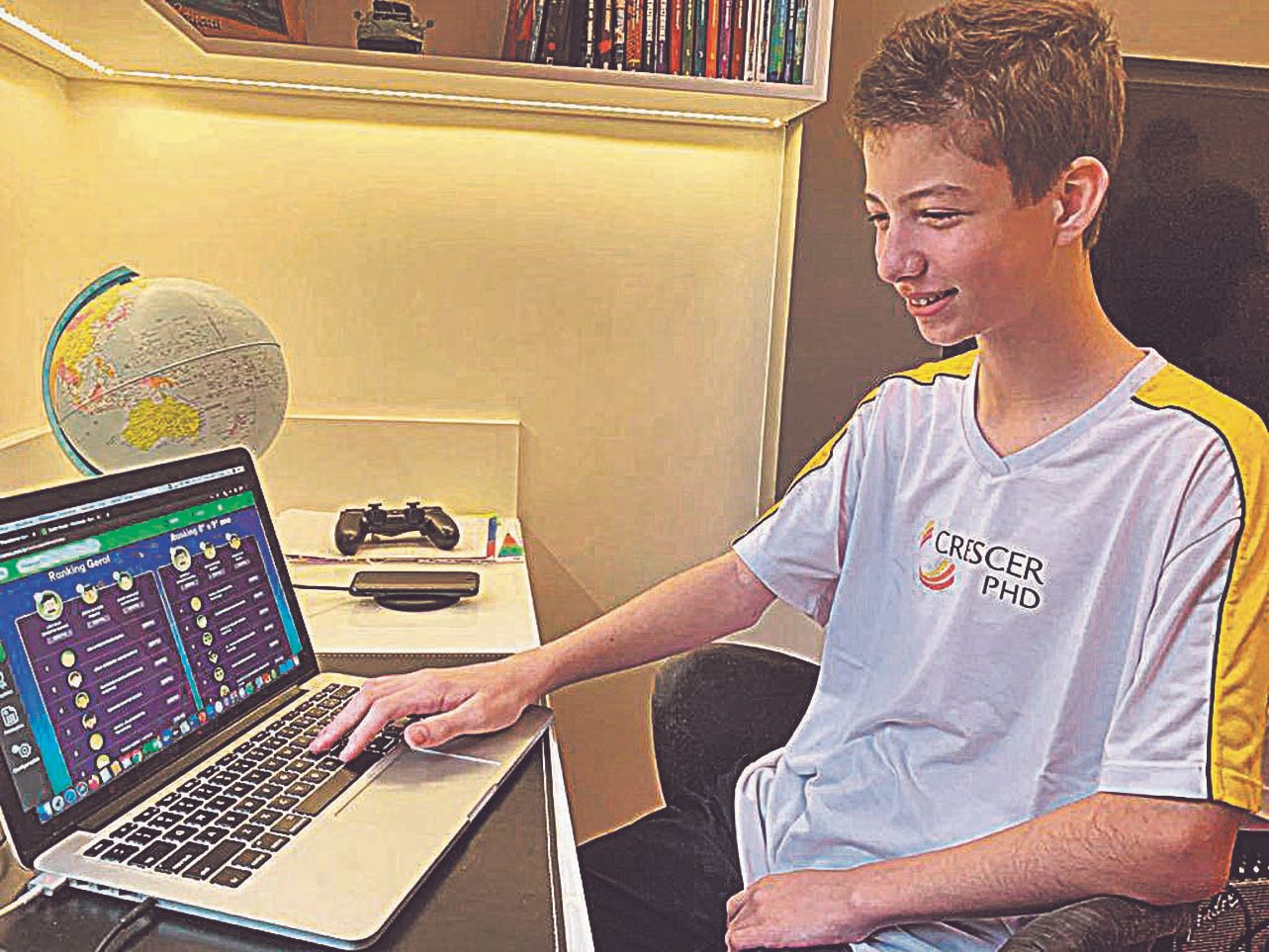 Estudante durante ensino remoto: escola diz que vai intensificar o uso de plataformas e recursos digitais para dar continuidade a um aprendizado que não pode mais voltar atrás
