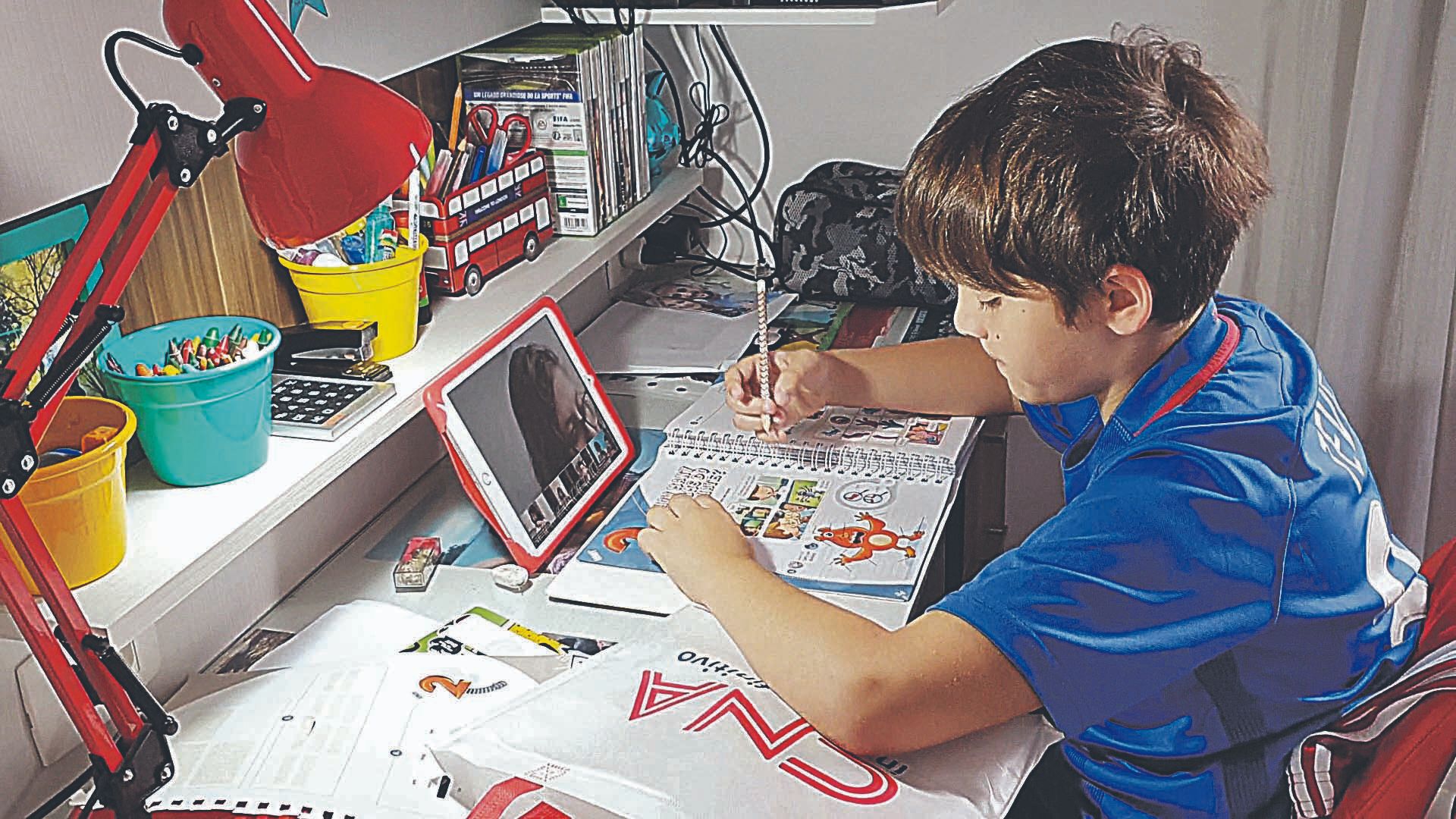 Estudante durante aula de idioma: além das aulas, também foram adaptadas para o ambiente online as provas e uma série de atividades extras que fazem parte do curso, como estudo de culinária e de letras de música