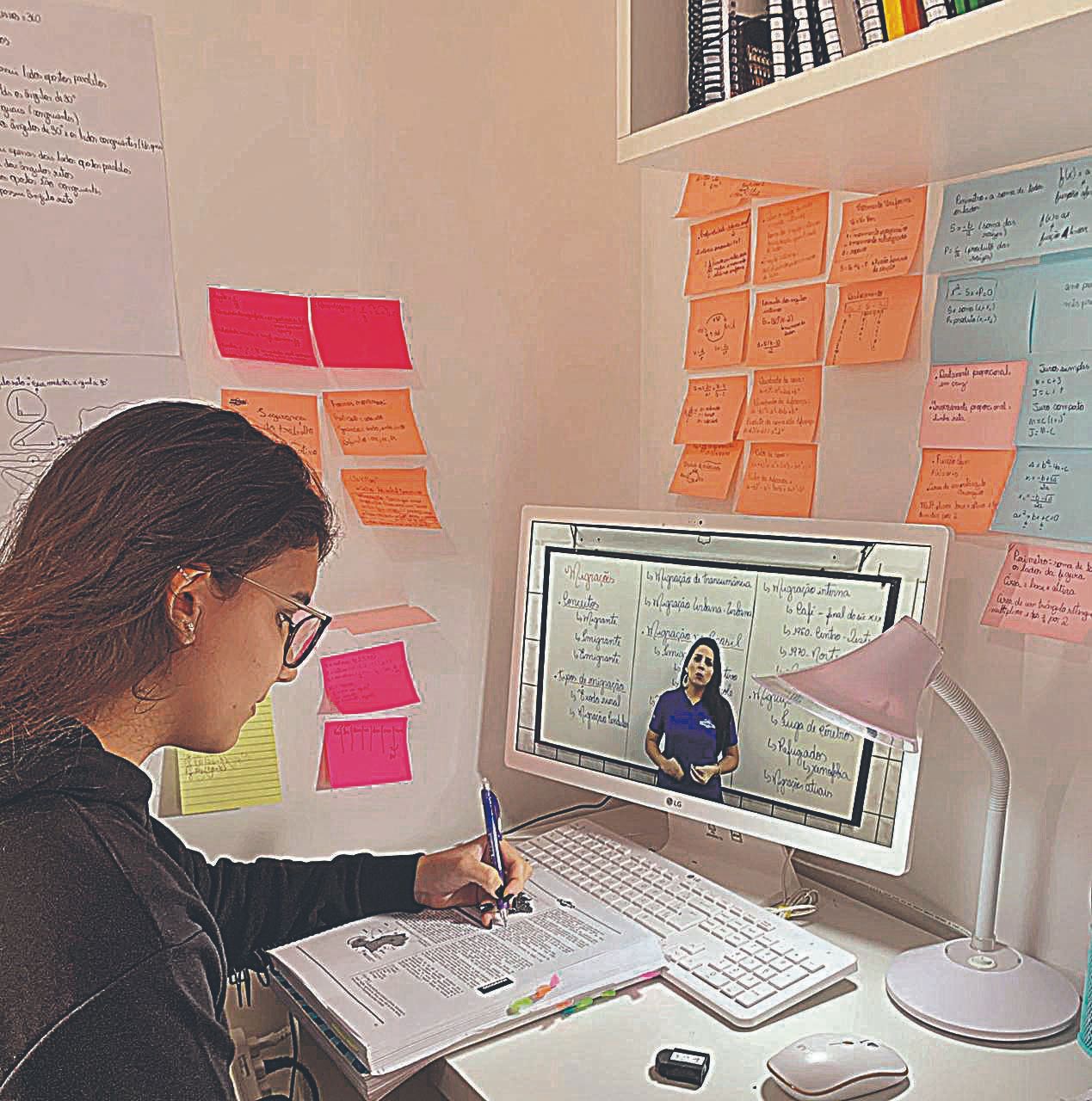 Estudante assiste aula em plataforma digital: organização dos estudos é o maior desafio no ambiente online