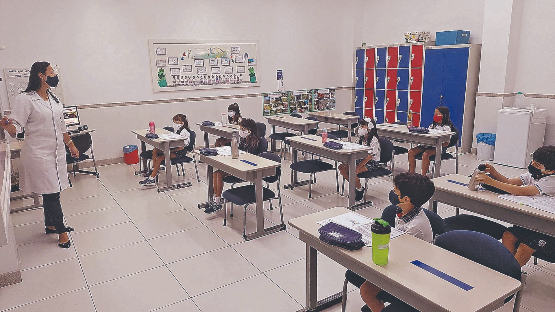 Professora e alunos em sala de aula: preocupação maior da escola nessa fase de retorno e readaptação é prevenir a transmissão da doença no ambiente escolar