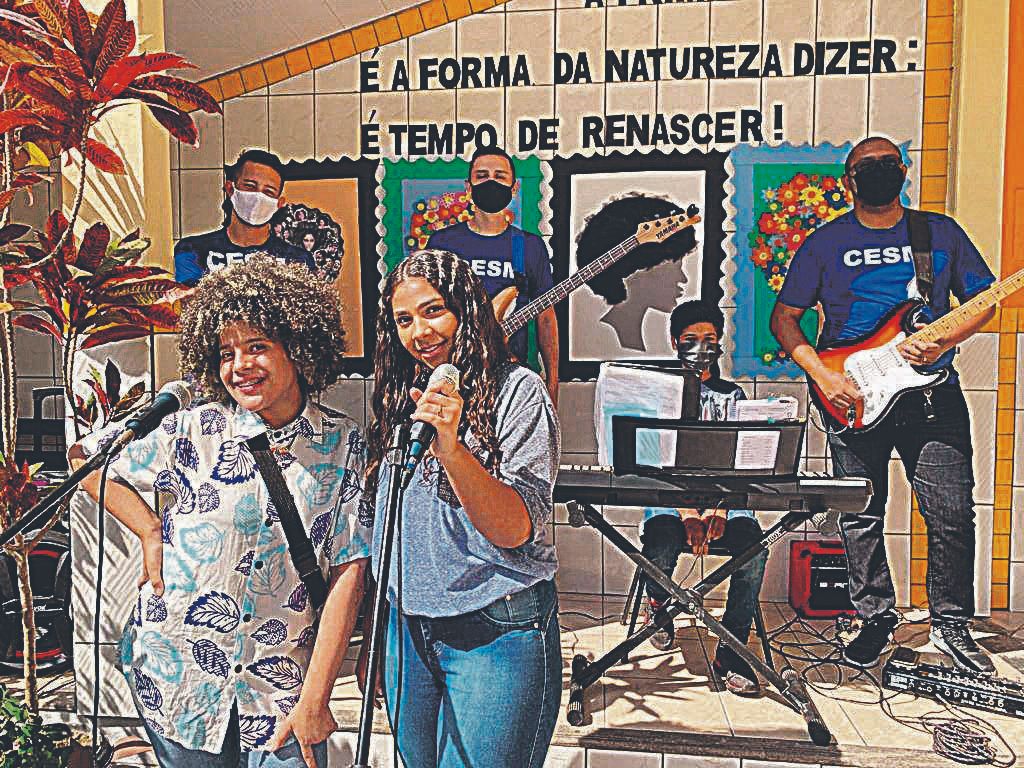 Grupos musicais se apresentam nos eventos da escola como forma de identificar novos talentos