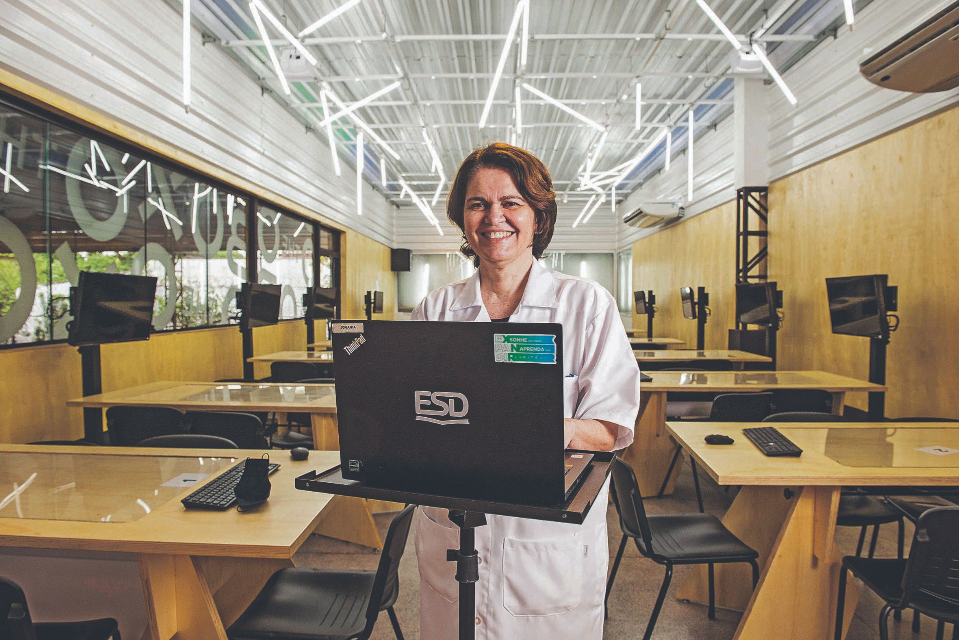 Professora Jovania Zanotelli na sala do The Box, uma estratégia onde o aluno é protagonista da construção do seu conhecimento