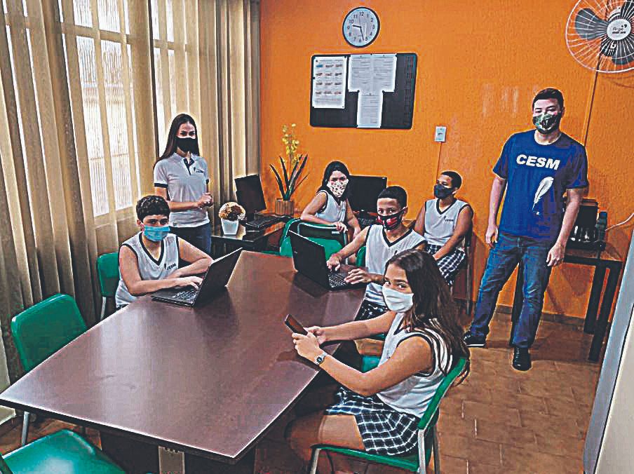Professor e alunos em sala de aula: novidades são anunciadas para 2021