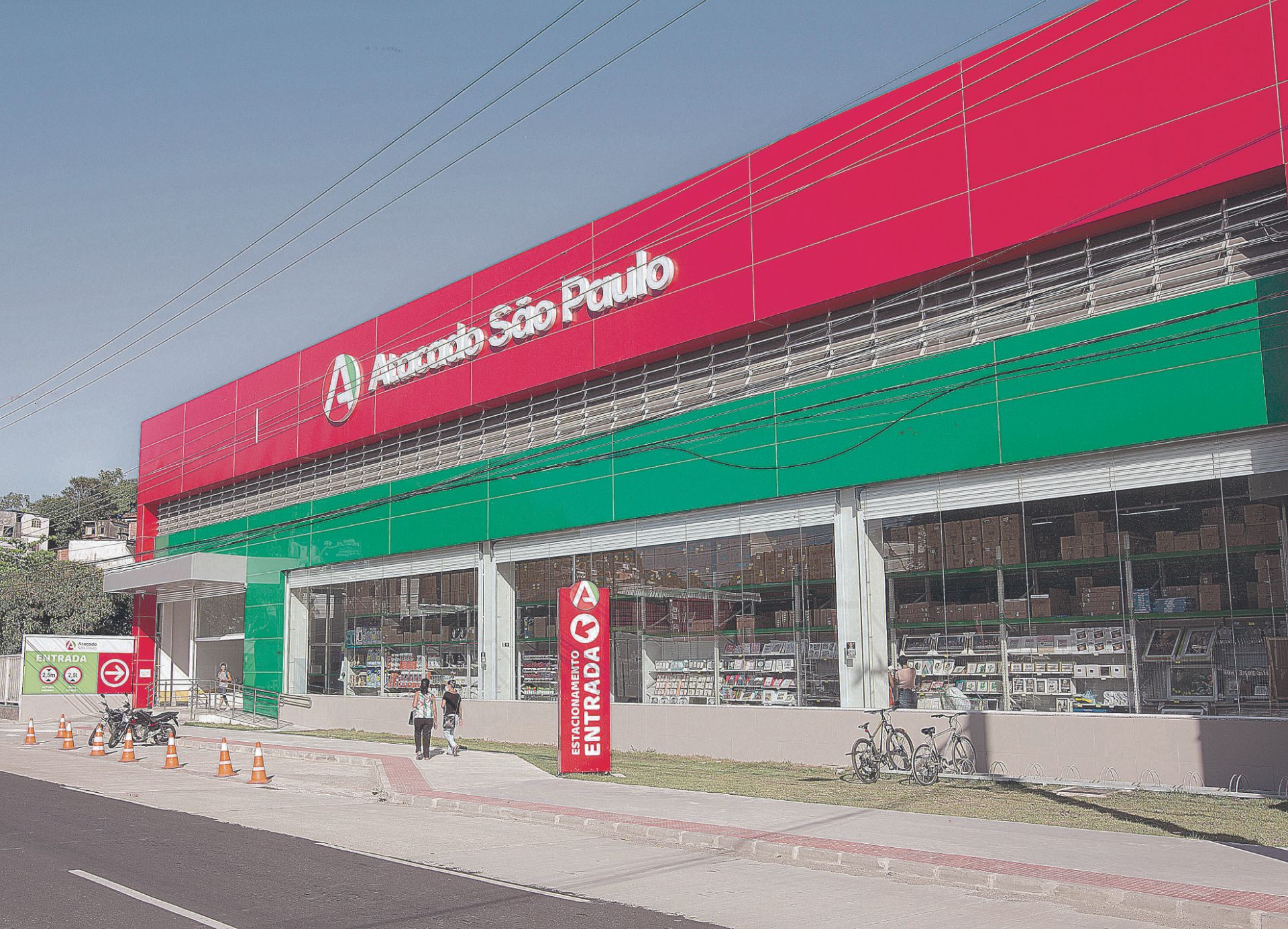Nova sede da loja é três vezes maior e conta com estacionamento coberto. Além disso, quadro de funcionários aumentou cerca de 40%