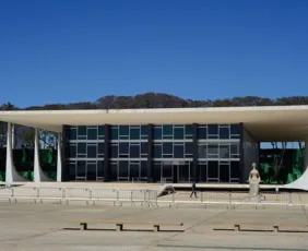 Imagem ilustrativa da imagem Revisão total de aposentadorias vai aumentar filas do INSS, diz governo