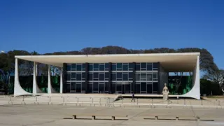 Imagem ilustrativa da imagem Revisão total de aposentadorias vai aumentar filas do INSS, diz governo