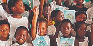 Imagem ilustrativa da imagem Um milhão de crianças vão rezar o terço pela paz no domingo