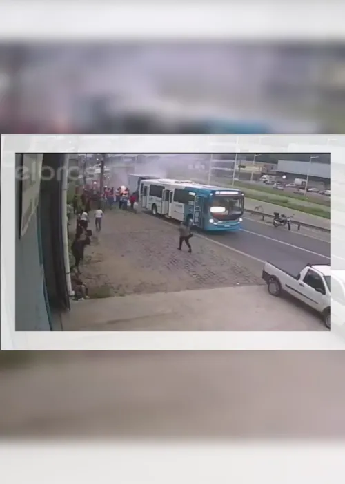 Imagem ilustrativa da imagem VÍDEO | Caminhão bate em Transcol em ponto de ônibus na BR-101