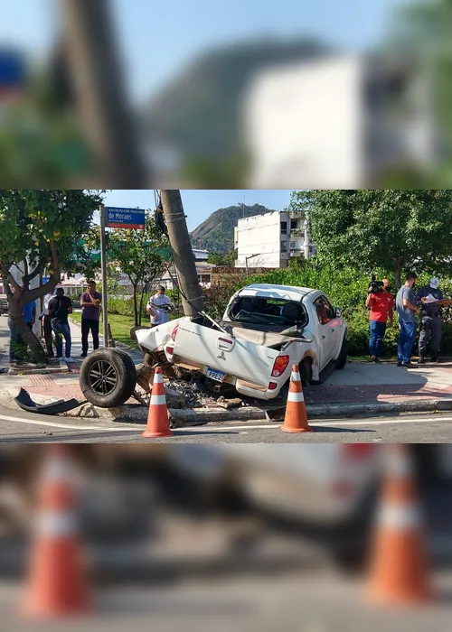 Imagem ilustrativa da imagem Caminhonete se envolve em acidente e fica destruída na Beira Mar, em Vitória