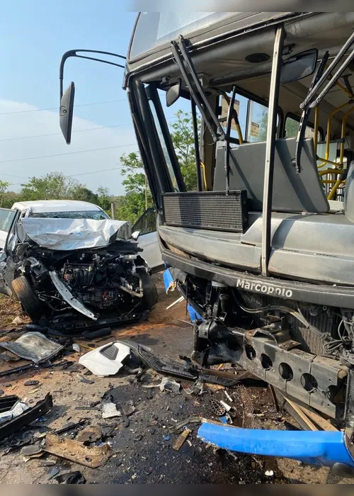 Imagem ilustrativa da imagem Motorista fica preso às ferragens ao bater de frente a ônibus