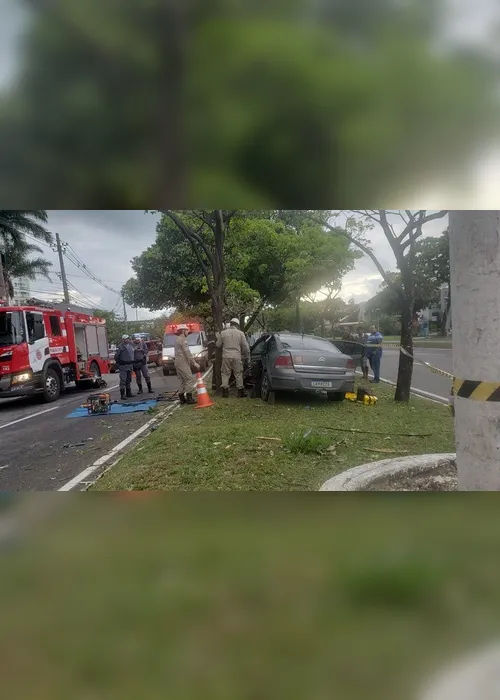 Imagem ilustrativa da imagem Carro bate em árvore e motorista fica preso às ferragens em Vitória