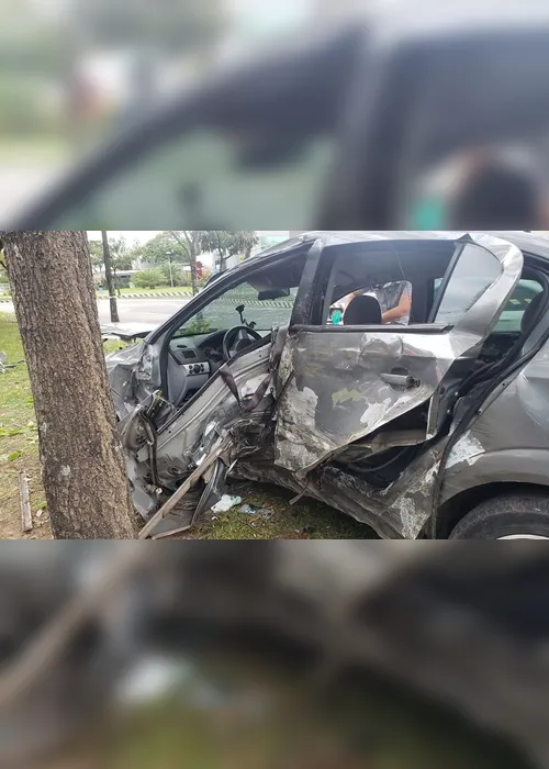 Imagem ilustrativa da imagem Carro bate em árvore e motorista fica preso às ferragens em Vitória