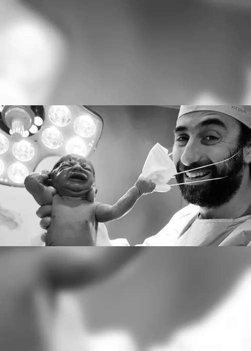 Imagem ilustrativa da imagem Bebê puxa máscara de médico ao nascer
