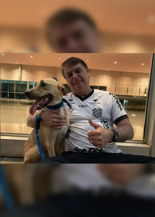 Imagem ilustrativa da imagem Bolsonaro posta foto ao lado de cão e diz: 'vacina obrigatória só no Faísca'