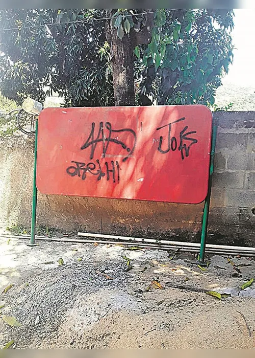 
          Imagem ilustrativa da imagem Placa de praça quebrada e abandonada
          