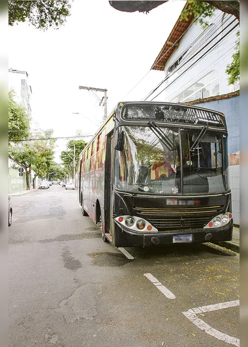 Imagem ilustrativa da imagem Ônibus e caminhão parados em Vitória