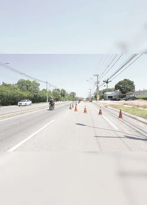 
          Imagem ilustrativa da imagem Cones reduzem faixas na pista
          