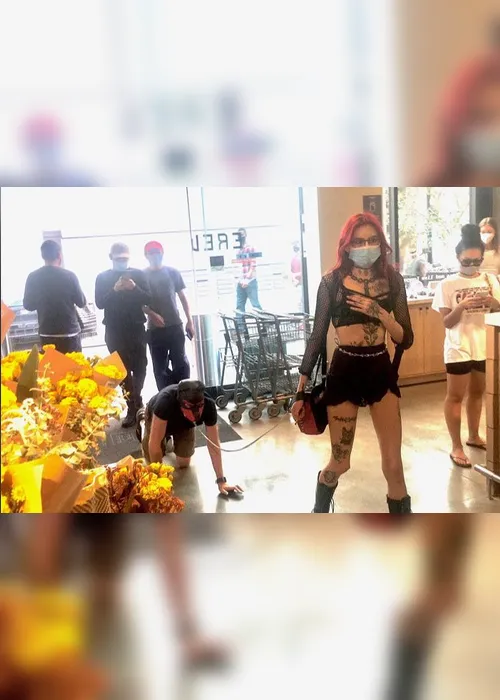 Imagem ilustrativa da imagem Mulher leva homem na coleira para supermercado: "Só queria comprar um suco"