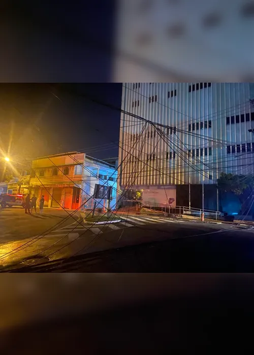 Imagem ilustrativa da imagem Fogo em poste interdita ruas e deixa moradores sem energia e internet em Cachoeiro