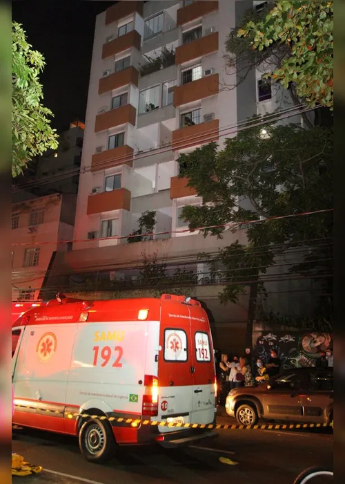 Imagem ilustrativa da imagem Testemunhas reclamam da demora dos bombeiros em atender incêndio em apartamento