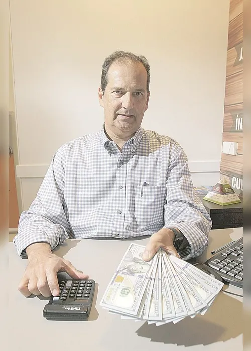 Imagem ilustrativa da imagem Especialistas preveem dólar a R$ 6 este ano