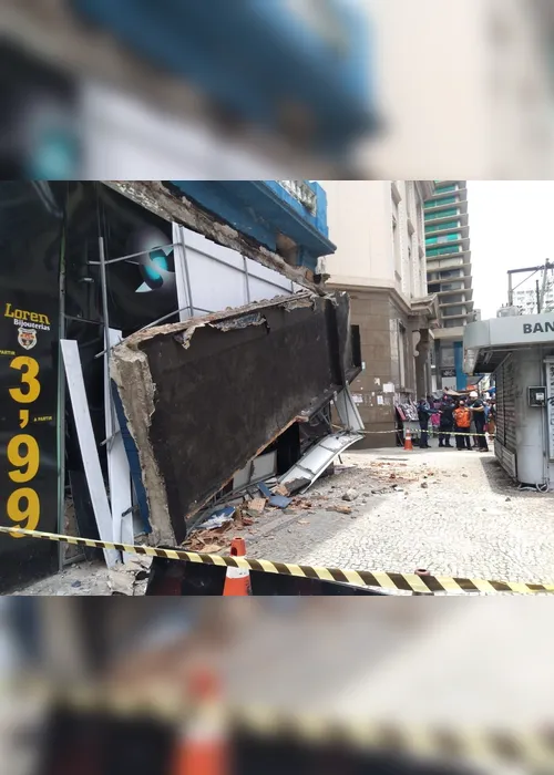 Imagem ilustrativa da imagem VÍDEO | Marquise de loja desaba no Centro de Vitória e deixa um ferido