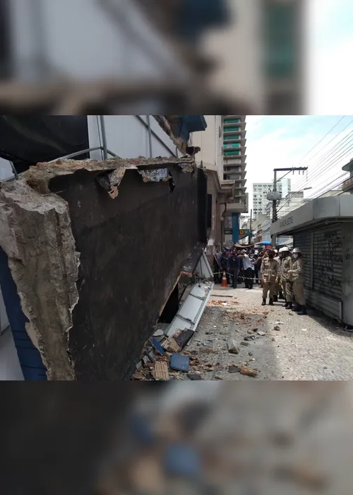 Imagem ilustrativa da imagem VÍDEO | Marquise de loja desaba no Centro de Vitória e deixa um ferido