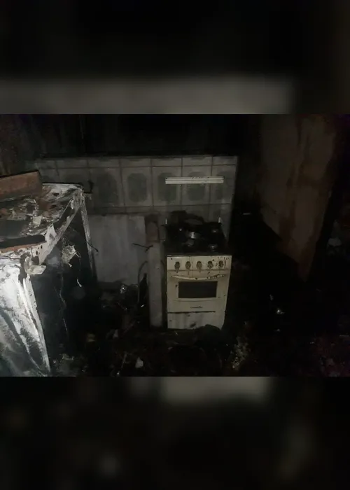 Imagem ilustrativa da imagem Revoltados, moradores incendeiam casa de suspeito de homicídio