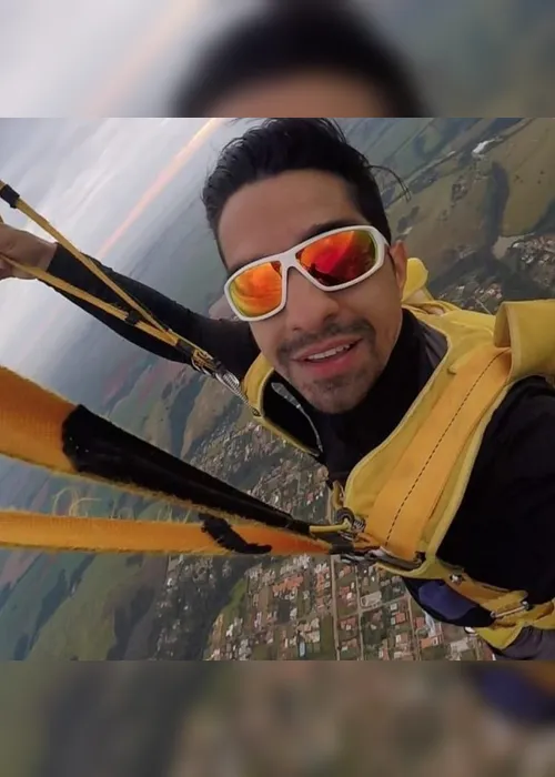 Imagem ilustrativa da imagem VÍDEO | Paraquedista morre após manobra perigosa durante salto individual