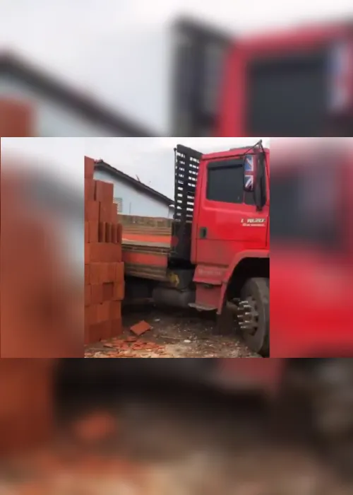 Imagem ilustrativa da imagem VÍDEO | Motorista viraliza após descarregar tijolos e "prender" caminhão em lote