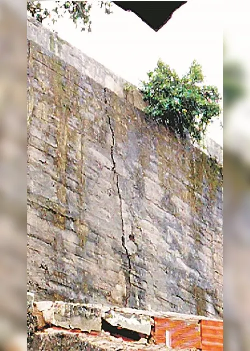 
          Imagem ilustrativa da imagem Muro de 9 metros com rachadura
          