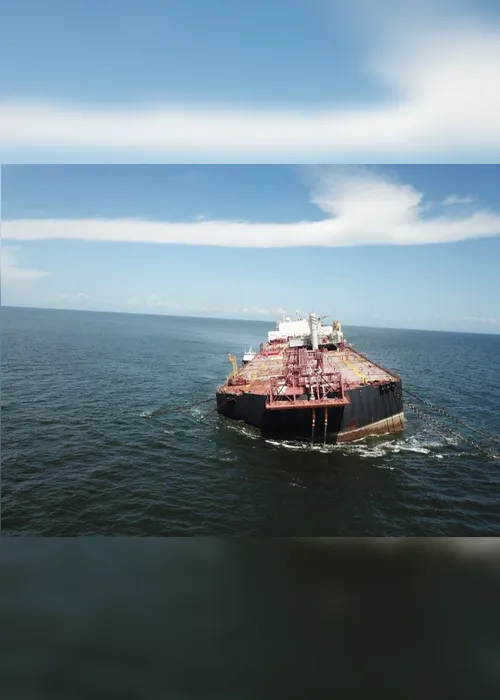 Imagem ilustrativa da imagem "Preparação para o pior", diz ambientalista sobre risco de navio com petróleo afundar