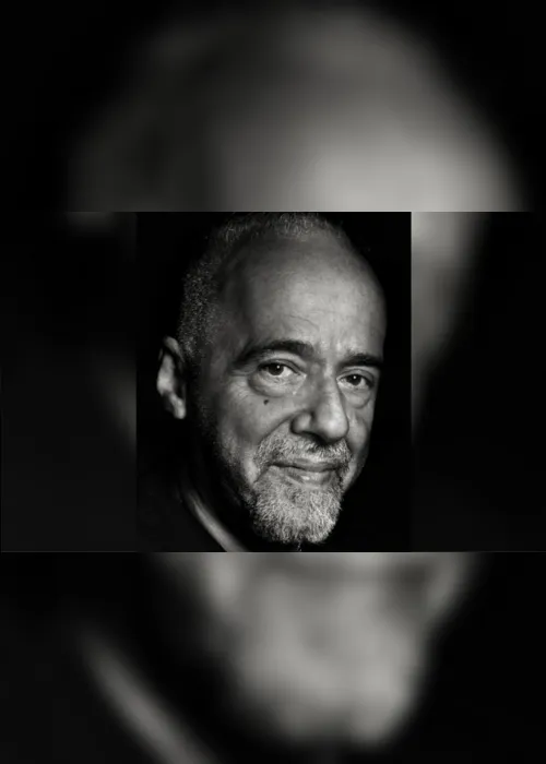 Imagem ilustrativa da imagem Queima de livros de Paulo Coelho é 'símbolo de horror', diz Academia Brasileira de Letras