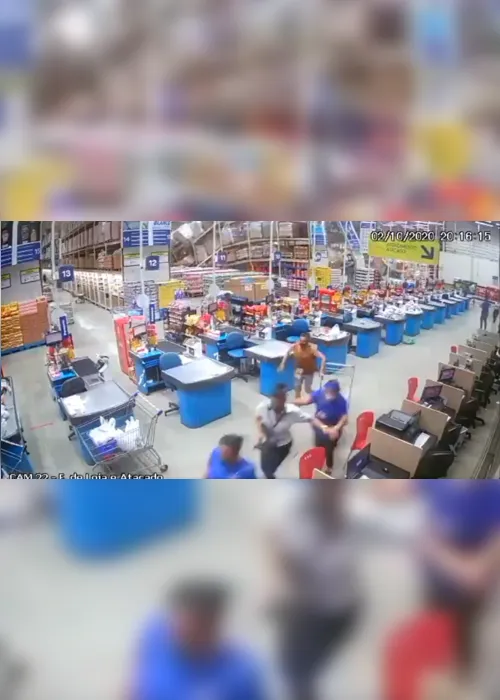 Imagem ilustrativa da imagem VÍDEOS | Prateleiras desabam em mercado e deixam um morto e feridos