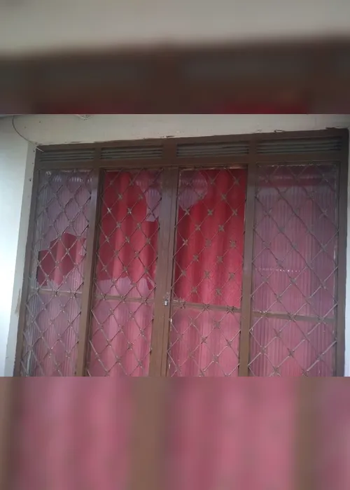 Imagem ilustrativa da imagem VÍDEO | Homem surta, invade padaria e tenta dar facadas em funcionários