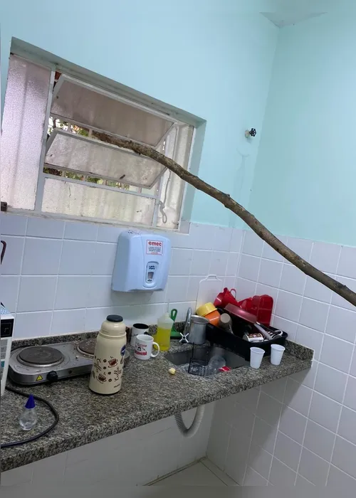 Imagem ilustrativa da imagem Vândalos quebram janelas de unidade de saúde e roubam álcool em gel