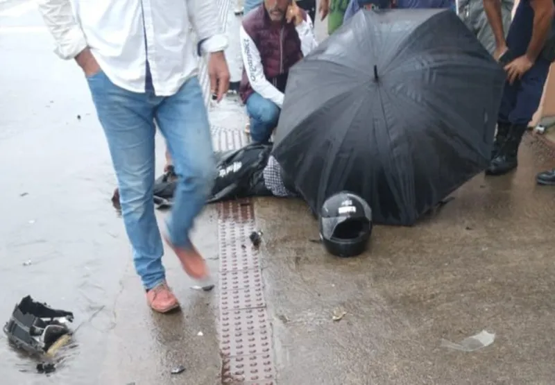 Populares protegeram a vítima da chuva e pediram socorro.